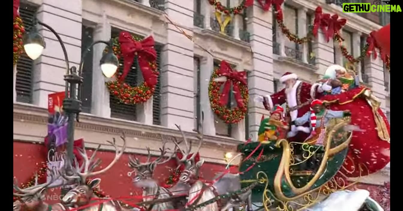 Melissa Joan Hart Instagram - One of my favorite traditions is watching the @macys parade! And being in the industry I ended up in, it's usually got a few of my friends involved! Love my @nickelodeon family @kenanthompson & @iamkelmitchell! And slide for my other buddy!