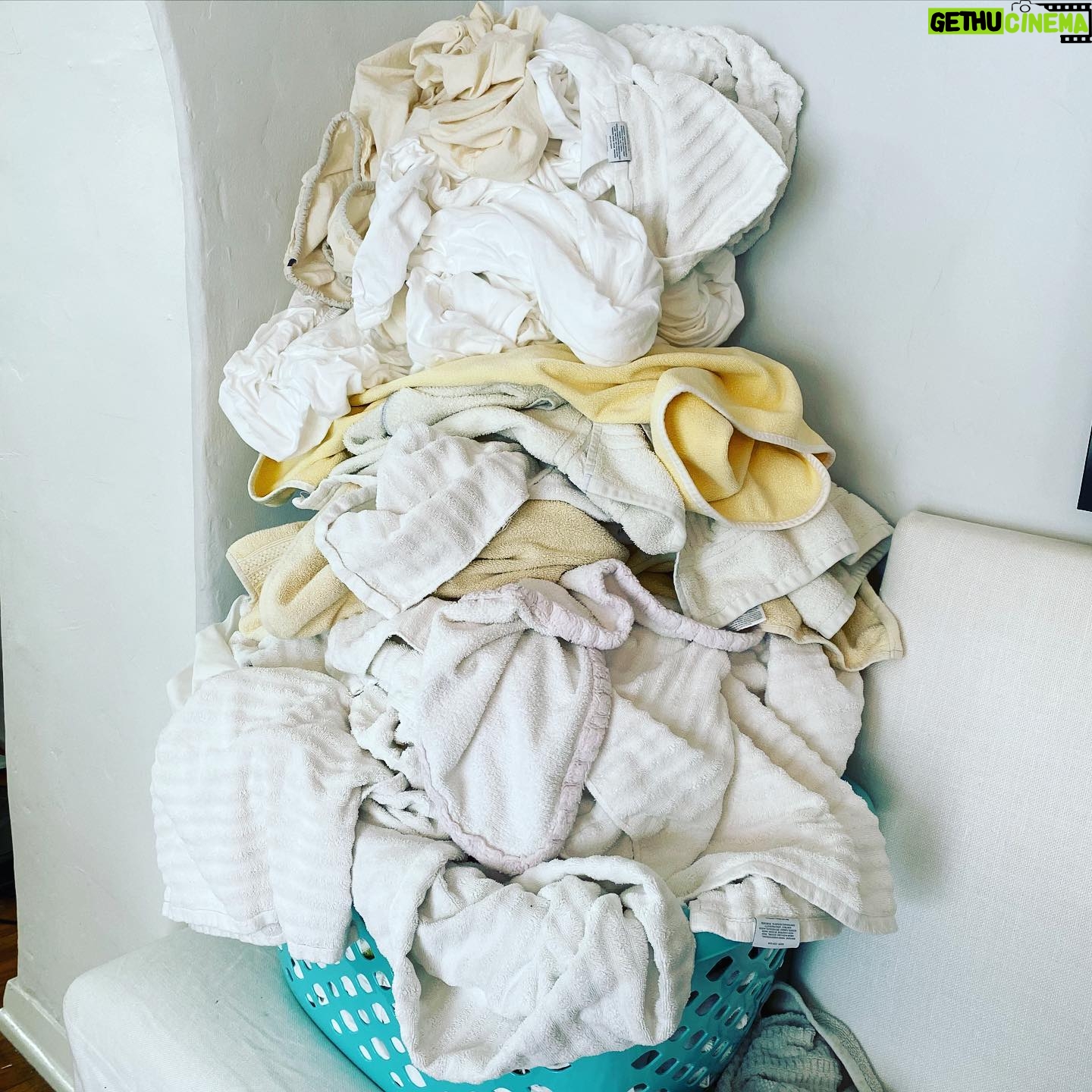 Melissa Rauch Instagram - If this year has taught me anything it’s how to stay on top of the laundry...