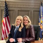 Melissa Rauch Instagram - And couldn’t be more excited to have one of my very nearest and dearest, the phenomenal comedy queen that is @stclairjessica visit #NightCourt Jess is off the charts, next level hilarious at every turn as Abby’s oldest friend, the maniac that is Heather. Check out how nuts it gets TONIGHT on @nbc @ 8/7c and streaming on @peacock 💙