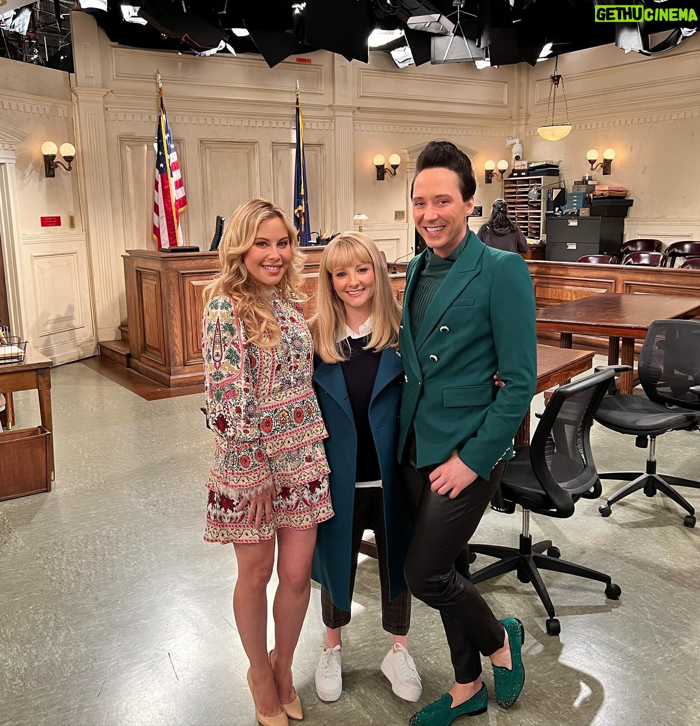 Melissa Rauch Instagram - My primary reasons for watching the Winter Olympics…(these two national treasures) are now a reason to watch an all new #NightCourt TONIGHT on @nbc! So much fun getting to work with the amazing @johnnygweir and @taralipinski Check it out at 8/7c! 💙 ⛸ 💙⛸