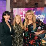 Melissa Rauch Instagram - Had so much fun on the @kellyclarksonshow 💗 Such a lovely time talking with @riccigrams & @kellyclarkson Check it out today! Thanks and all the ♥️’s to: Stylist: @hayley_atkin_ Make-up: @barbi_fonte Hair: @jenniferguerrerohair Color: @eddie_cook Dress: @rebeccavallance