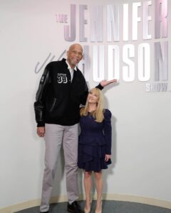 Melissa Rauch Instagram - So thrilled to be reunited with my just slightly taller incredible friend, @kareemabduljabbar_33 at the @jenniferhudsonshow 💖 I clearly grew a solid inch and half since last time we hung out! *Pay no mind to my heels! Thank you to the beyond wonderful @iamjhud for bringing us together again and for the terrific conversation about #NightCourt 💕
