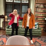 Melissa Rauch Instagram - In this moment our studio audience was thrilled to see the absolutely fantastic @melissafumero crushing it in tonight’s episode! Can you tell that I was just as excited as they were to have her there!? Check out this kickass new #NightCourt tonight at 8/7c on @nbc and streaming on @peacock 💙