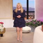 Melissa Rauch Instagram - So thrilled to be reunited with my just slightly taller incredible friend, @kareemabduljabbar_33 at the @jenniferhudsonshow 💖 I clearly grew a solid inch and half since last time we hung out! *Pay no mind to my heels! Thank you to the beyond wonderful @iamjhud for bringing us together again and for the terrific conversation about #NightCourt 💕
