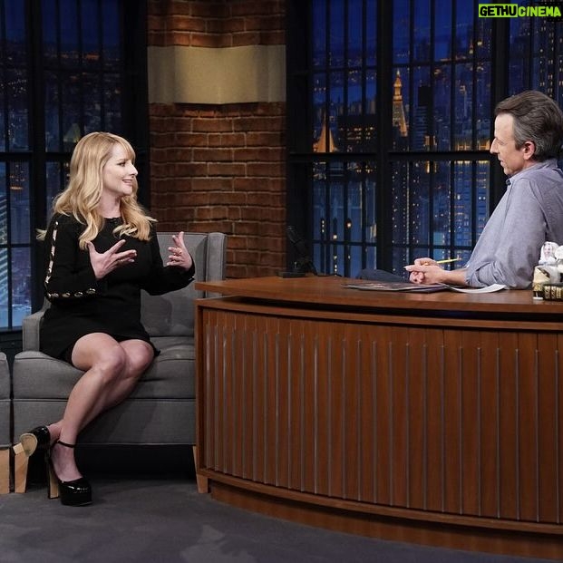 Melissa Rauch Instagram - Had so much fun talking to the wonderful @sethmeyers about all things #NightCourt Check it out tonight on @latenightseth on @nbc Pic # 1: Talking with a lotta hands Pic #2: Hands getting more out of control Pic #3: Trying my best to wrangle said hands to prevent them from completely talking to Seth on their own. Big thanks to this dream team: Styling: @hayley_atkin_ Hair: @matthewmonzon Makeup: @marywilesmakeup Photo credit: “Lloyd Bishop/NBC”