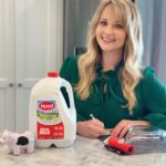 Melissa Rauch Instagram - I love a good activity for the kiddos that fosters excitement and fun around science and Hood Milk's "Science of Light Experiment" is just that! Growing up on the East Coast, Hood® Milk was always in my fridge. In doing this experiment, I learned that there are so many outside factors that can affect the integrity and taste of what we consume (even light from our refrigerators or grocery stores). Which is why I’m so excited to team up with @hphood to teach families about how Hood’s LightBlock bottle protects milk from light. #partner Try this fun and interactive experiment at home with your little ones that demonstrates how and why Hood’s LightBlock Bottle protects Hood Milk’s taste and find more information and experiments on hoodmilk.hood.com. #HoodScienceOfLight