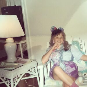 Melissa Rauch Instagram - I wish you all a day where you feel as good as I did proudly wearing a purple satin skort. Also, please note for future reference: When wearing a purple satin skort the only way to properly position one’s hand is resting firmly under one’s chin. #TBF