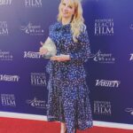 Melissa Rauch Instagram - About last night....well, yesterday early afternoon actually. Thank you @newportbeachfilmfest and @variety for a lovely day. So honored to be one of your “Artists of Distinction” even though I can’t seem to properly hold an award like a normal human and I’m weirdly clutching it as if it is a genie lamp that an evil villain is trying to steal from me. Also big thanks to this wonderful crew: Hair: @dereksyuen Makeup: @tifaniewhite Styling: @cristinaehrlich @kevinmichaelericson Dress: @warm_ny Shoes: @schutzoficial Hand placement: My natural awkwardness