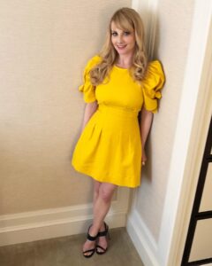 Melissa Rauch Instagram - Before I blast you with some more TBBT memories, here’s me today in my natural habitat...a corner. 💛 Styling: @kevinmichaelericson Hair: @matthewmonzon Makeup: @ktmell Dress: @seanewyork Shoes: @chloegosselin