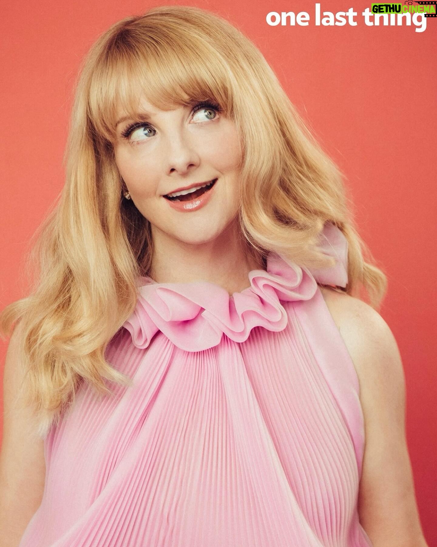 Melissa Rauch Instagram - Thank you @people for talking “One Last Thing” with me. Link in bio and on newsstands now (or where you get your holdable magazines)! 💗