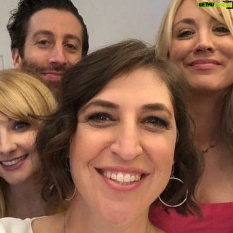 Melissa Rauch Instagram - 💝💖💝💖 #cbsupfront @cbstv @kunalkarmanayyar @therealjimparsons @sanctionedjohnnygalecki @kaleycuoco @missmayim #simonhelberg #chucklorre
