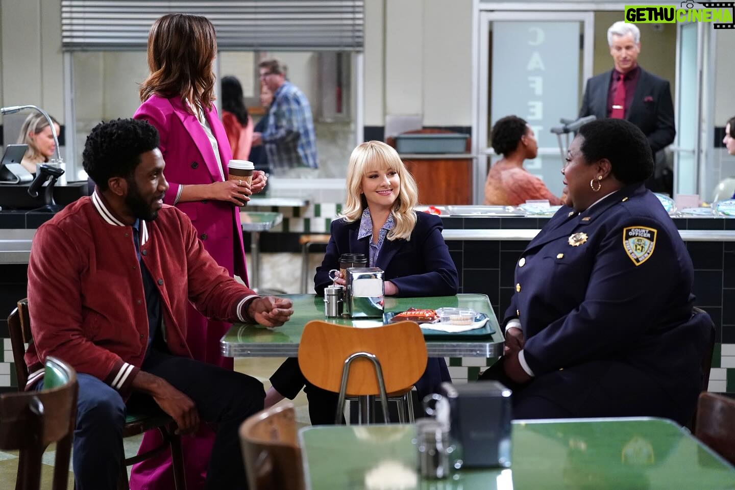 Melissa Rauch Instagram - Don’t miss an all new #NightCourt TONIGHT! Such a joy having the always brilliantly hilarious @garyanthonywilliams and the genius comedy dream team that is @robhuebel & @paulscheer in this episode! Check it out at 8/7c on @nbc and streaming on @peacock 💙