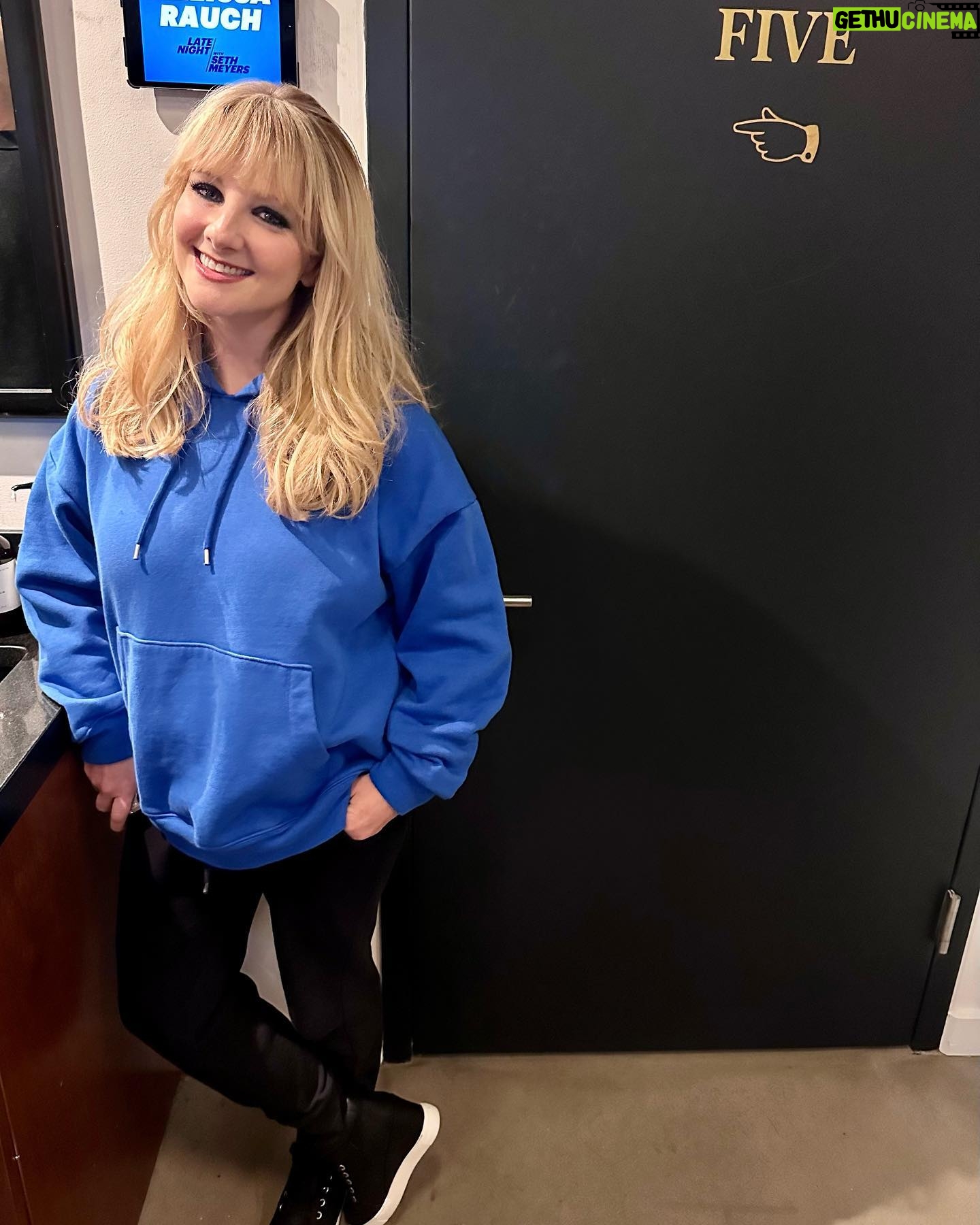 Melissa Rauch Instagram - Tonight on @latenightseth for #NightCourt @nbc #LateNightComfort 💙