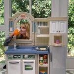 Melissa Rauch Instagram - I’ve loved toy kitchens and playing house since I was a kid - the real version tends to be a lot more...well, real! Having like minded moms to run questions by, share advice, hacks and provide support is essential ~ both on the road to motherhood and throughout. They say it takes a village to raise children, but what if you live far from your village? Or you don’t know anyone in your current village? Or the people in your village are annoying and you want to meet a new village? @Peanut is a great app to meet like-minded women in your area to connect with and forge friendships with! You can arrange meetups, share experiences, ask questions and get answers from real women who just get it. We don't have to do this alone, so be sure to download @Peanut and find your village! #peanutapp #ad