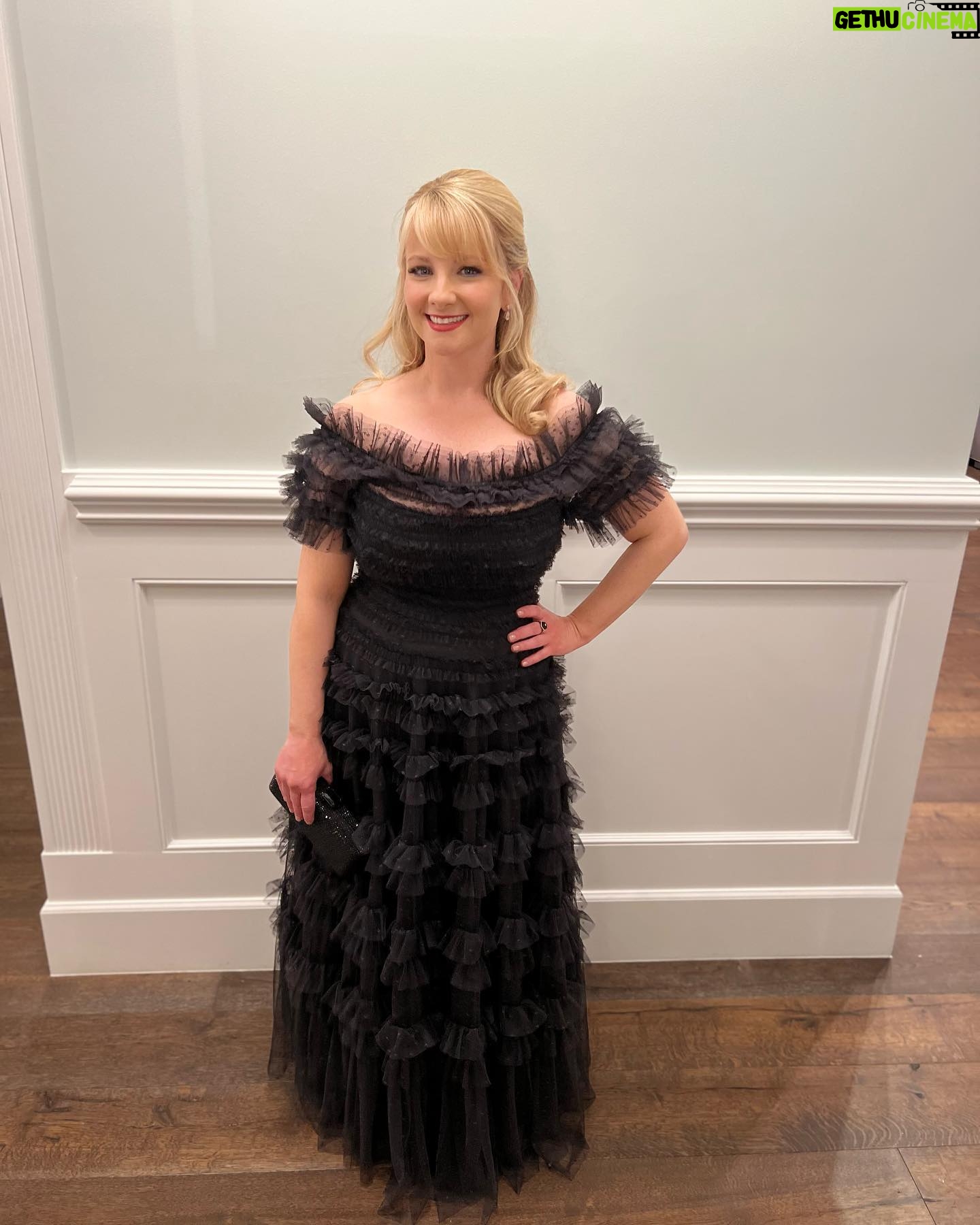 Melissa Rauch Instagram - Had such a lovely time presenting at #ASCAwards 🖤 Huge congratulations to all the gifted nominees and winners. And a shoutout to my awesome parents who logged on to the live stream of the awards, hours before it started “just in case,” to watch me present and take “pictures of the screen.” Thank you to the wonders of: Styling: @hayley_atkin_ Hair: @jenniferguerrerohair Makeup: @barbi_fonte Dress: @needleandthreadlondon Able to reach podium: 6 inch heels 🤍🖤🤍🖤🤍🖤🤍🖤
