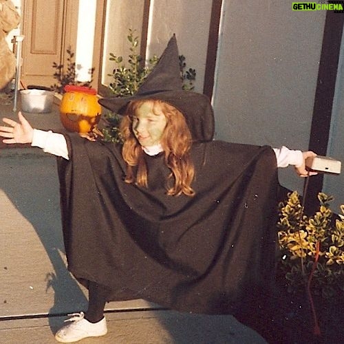 Melissa Rauch Instagram - Happy Halloween from 80’s little me who held this pose for hours and hours desperately trying to “scare people.” The box I’m holding is a speaker playing Monster Mash to really seal the deal. Hope your Halloween is less taxing! 🎃