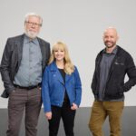 Melissa Rauch Instagram - Right after the Night Court season 2 premiere TONIGHT at 8:00/7:00c on @nbc stick around for the awesome new show Extended Family with the wonderful @mrjoncryer at 8:30/7:30c 💙 Love being paired with these two extraordinary Jo(h)n-tlemen! #nightcourt #extendedfamily