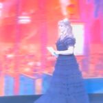 Melissa Rauch Instagram - Had such a lovely time presenting at #ASCAwards 🖤 Huge congratulations to all the gifted nominees and winners. And a shoutout to my awesome parents who logged on to the live stream of the awards, hours before it started “just in case,” to watch me present and take “pictures of the screen.”  Thank you to the wonders of: Styling: @hayley_atkin_ Hair: @jenniferguerrerohair Makeup: @barbi_fonte Dress: @needleandthreadlondon Able to reach podium: 6 inch heels 🤍🖤🤍🖤🤍🖤🤍🖤