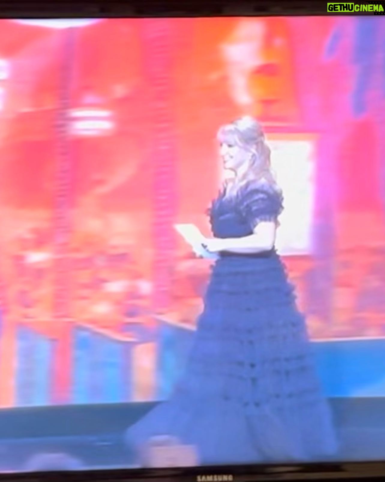 Melissa Rauch Instagram - Had such a lovely time presenting at #ASCAwards 🖤 Huge congratulations to all the gifted nominees and winners. And a shoutout to my awesome parents who logged on to the live stream of the awards, hours before it started “just in case,” to watch me present and take “pictures of the screen.” Thank you to the wonders of: Styling: @hayley_atkin_ Hair: @jenniferguerrerohair Makeup: @barbi_fonte Dress: @needleandthreadlondon Able to reach podium: 6 inch heels 🤍🖤🤍🖤🤍🖤🤍🖤