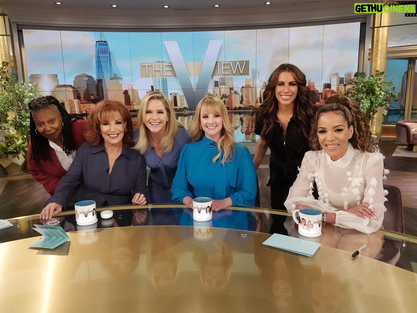 Melissa Rauch Instagram - Loved getting to talk about #NightCourt with the ladies of @theviewabc yesterday. Thanks so much for having me! 🩵🩵🩵🩵🩵 Styling: @hayley_atkin_ Hair: @matthewmonzon Color: @eddie_cook Makeup: @marywilesmakeup