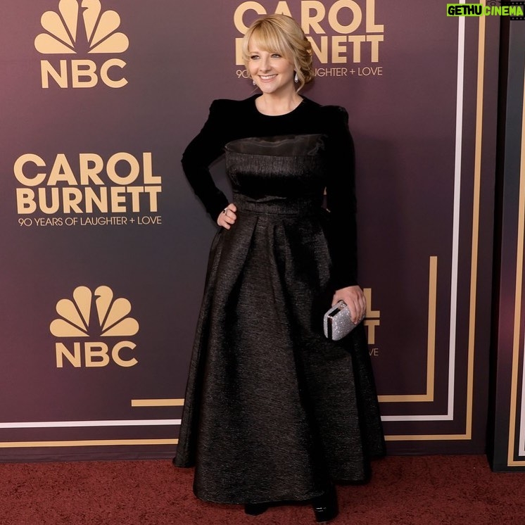 Melissa Rauch Instagram - Words can’t describe how special this night was celebrating the incomparable legend #CarolBurnett ♥️ It’s going to air on her 90th birthday, April 26th on @nbc …so mark your calendars to watch this magnificent tribute to one of the most magnificent of humans. Hair: @jenniferguerrerohair Makeup: @barbi_fonte Styling: @hayley_atkin_ Dress: @alexperryofficial