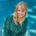 Melissa Rauch Instagram - Happy New Year and lots of love to everyone! So ready to dive into 2024. Get it? Because there’s a pool behind me?! Not gonna lie, sometimes it’s a burden being this fantastic at social media…