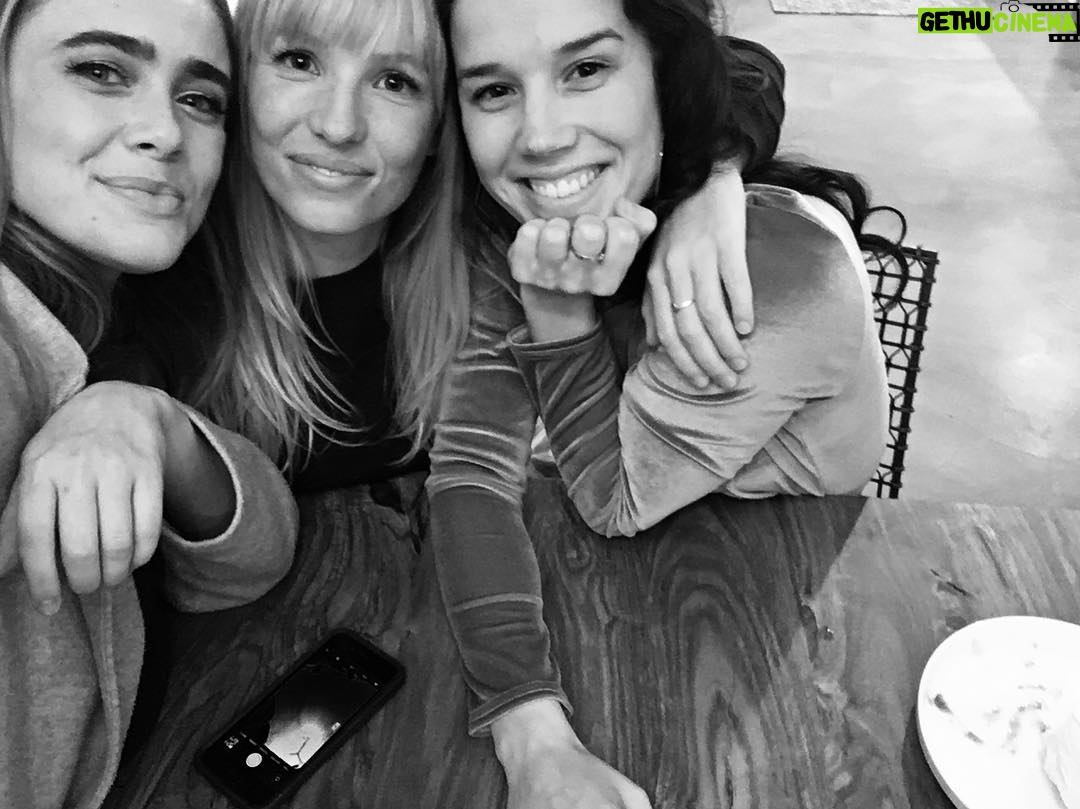 Melissa Roxburgh Instagram - Hand issues since β92 ππΌππΌ