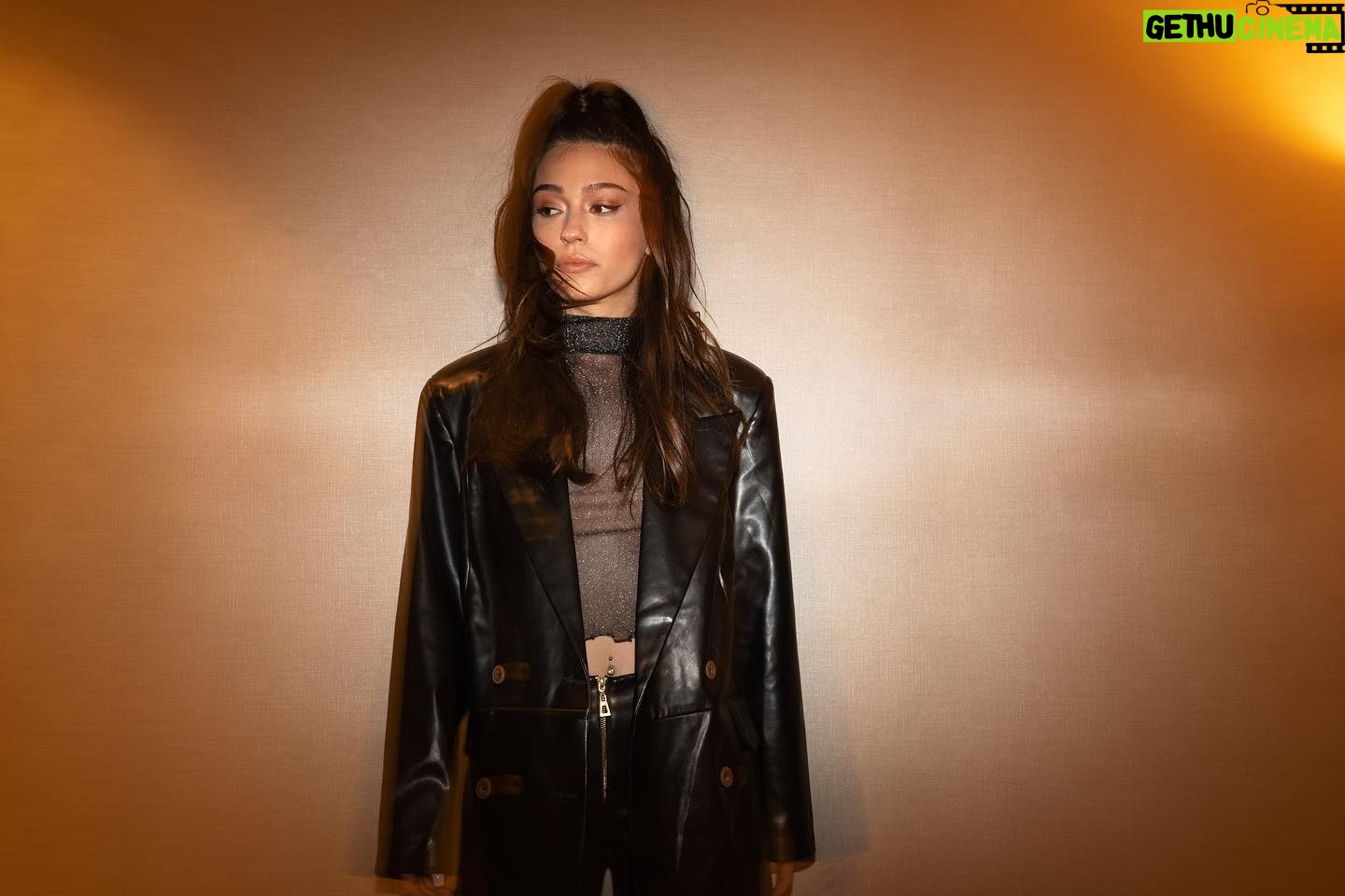 Meltem Akçöl Instagram - 🌆 Fotoğraf : @cemtalu Styling: @irmakozdener Makyaj: @erkanuluc Saç: @aykuttyerlikaya Styling Asistanı: @erkutbayraktar Menajer: @pinartelevi Basın Danışmanı: @aysegulsenerpr