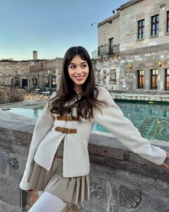 Meltem Akçöl Instagram - çiçeğimle çiçek gibi gün🪻