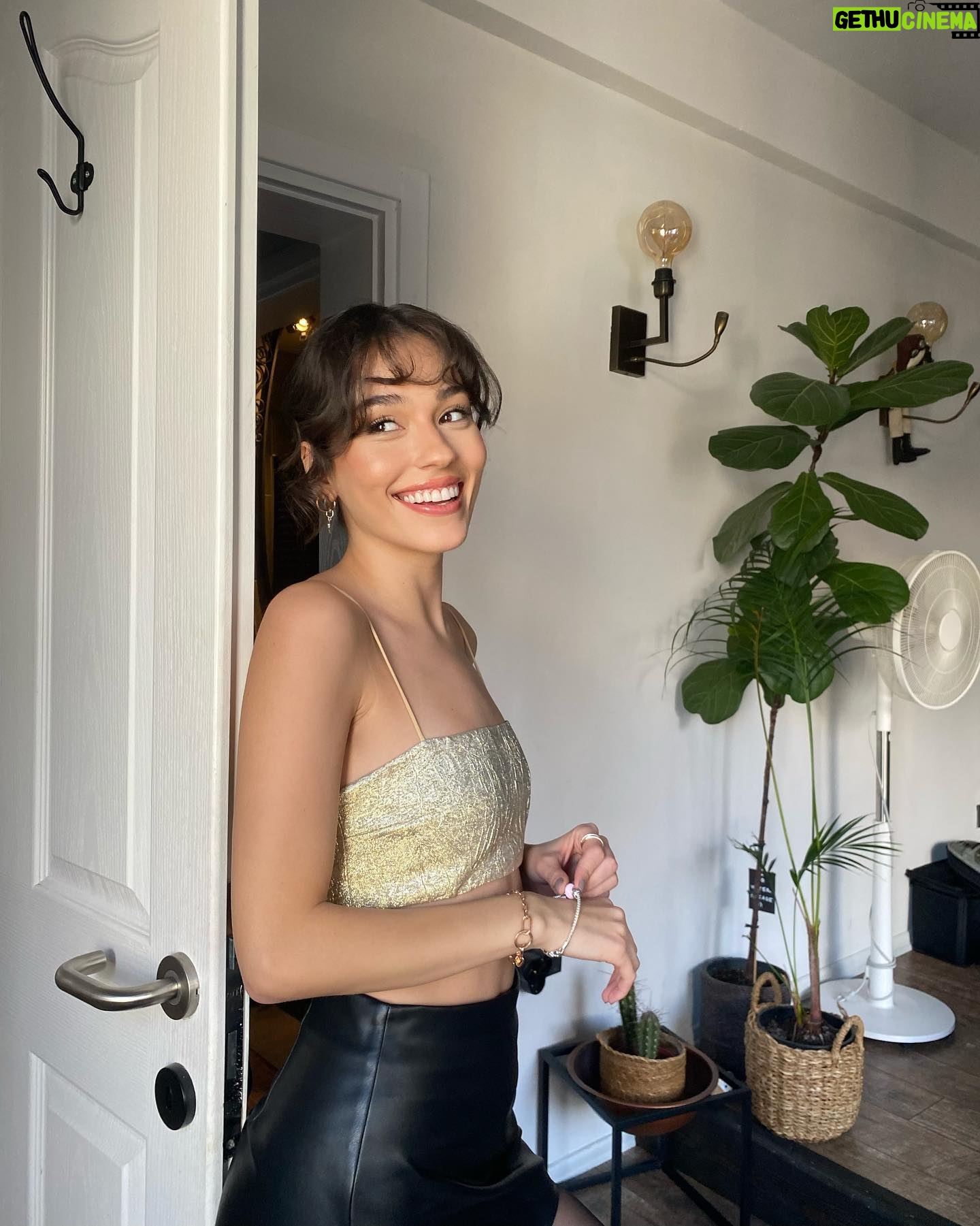 Meltem Akçöl Instagram - hazırlıkbahanesiyleçekildiklerimiz💛 📸: @ecemsbayir 🧝🏼♀️
