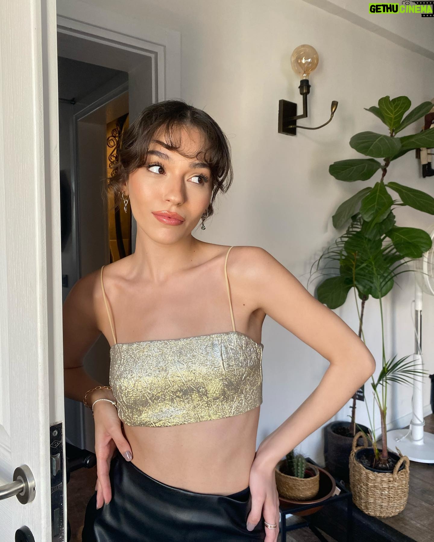 Meltem Akçöl Instagram - hazırlıkbahanesiyleçekildiklerimiz💛 📸: @ecemsbayir 🧝🏼♀️
