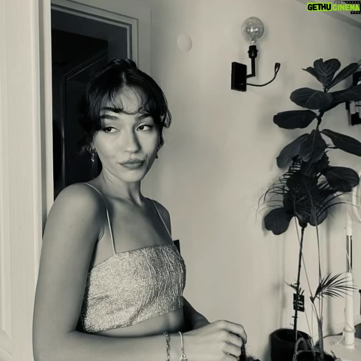 Meltem Akçöl Instagram - hazırlıkbahanesiyleçekildiklerimiz💛 📸: @ecemsbayir 🧝🏼♀️