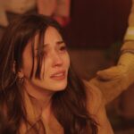 Meltem Akçöl Instagram - Gülcemal’in son bölümü şu an yayındayken bu bir veda postudur… hocalarım @yusufpirhasan @merve_colak ve @pamirefe ne çok şey öğrendim sizden, binlerce teşekkürüm var size🤍 kalbimize, emeğimize sağlık çünküüü biz çok güzel bir ekiptik!🌹 @gulcemalldizi son kez tam şu an @foxturkiye ‘de🥹