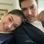 Meltem Akçöl Instagram - Gülcemal’in son bölümü şu an yayındayken bu bir veda postudur… hocalarım @yusufpirhasan @merve_colak ve @pamirefe ne çok şey öğrendim sizden, binlerce teşekkürüm var size🤍 kalbimize, emeğimize sağlık çünküüü biz çok güzel bir ekiptik!🌹 @gulcemalldizi son kez tam şu an @foxturkiye ‘de🥹