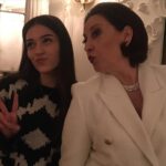 Meltem Akçöl Instagram - Gülcemal’in son bölümü şu an yayındayken bu bir veda postudur… hocalarım @yusufpirhasan @merve_colak ve @pamirefe ne çok şey öğrendim sizden, binlerce teşekkürüm var size🤍 kalbimize, emeğimize sağlık çünküüü biz çok güzel bir ekiptik!🌹 @gulcemalldizi son kez tam şu an @foxturkiye ‘de🥹