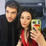 Meltem Akçöl Instagram - Gülcemal’in son bölümü şu an yayındayken bu bir veda postudur… hocalarım @yusufpirhasan @merve_colak ve @pamirefe ne çok şey öğrendim sizden, binlerce teşekkürüm var size🤍 kalbimize, emeğimize sağlık çünküüü biz çok güzel bir ekiptik!🌹 @gulcemalldizi son kez tam şu an @foxturkiye ‘de🥹