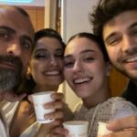 Meltem Akçöl Instagram - Gülcemal’in son bölümü şu an yayındayken bu bir veda postudur… hocalarım @yusufpirhasan @merve_colak ve @pamirefe ne çok şey öğrendim sizden, binlerce teşekkürüm var size🤍 kalbimize, emeğimize sağlık çünküüü biz çok güzel bir ekiptik!🌹 @gulcemalldizi son kez tam şu an @foxturkiye ‘de🥹