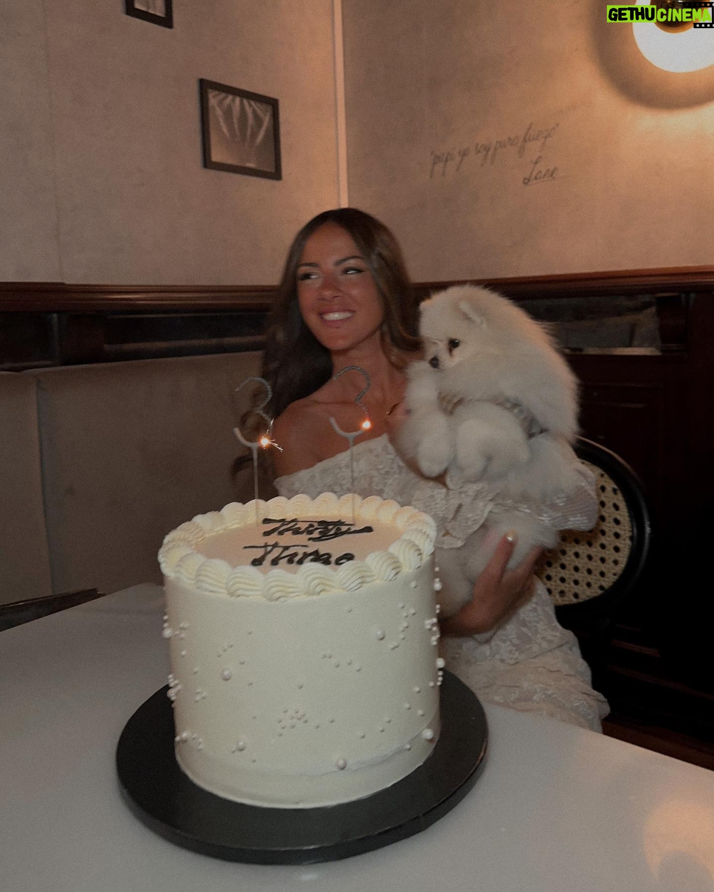 Melyssa Pinto Instagram - Hoy siiiiii, cumplo 33 🎂 aunque como buena tauro me gusta festejar y este finde lo hago por dos jeje ayer celebré con amigos y hoy celebro con mis dos amores, (el finde que viene lo haré con mi familia y amigos en mi pueblo también). Esto es como una boda y es que la edad de cristo no es una edad cualquiera jajaja. En fin… GRACIAS, gracias a mi gente por estar a mi lado, gracias a @salitremadrid por habernos hecho comer bien rico en un espacio tan bonito y a vosotros por todas las felicitaciones y todo el amor y cariño que me dais. Os quiero mucho 🥹♥️