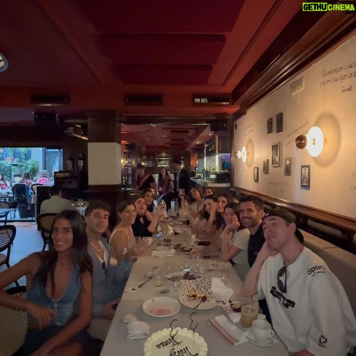 Melyssa Pinto Instagram - Hoy siiiiii, cumplo 33 🎂 aunque como buena tauro me gusta festejar y este finde lo hago por dos jeje ayer celebré con amigos y hoy celebro con mis dos amores, (el finde que viene lo haré con mi familia y amigos en mi pueblo también). Esto es como una boda y es que la edad de cristo no es una edad cualquiera jajaja. En fin… GRACIAS, gracias a mi gente por estar a mi lado, gracias a @salitremadrid por habernos hecho comer bien rico en un espacio tan bonito y a vosotros por todas las felicitaciones y todo el amor y cariño que me dais. Os quiero mucho 🥹♥️