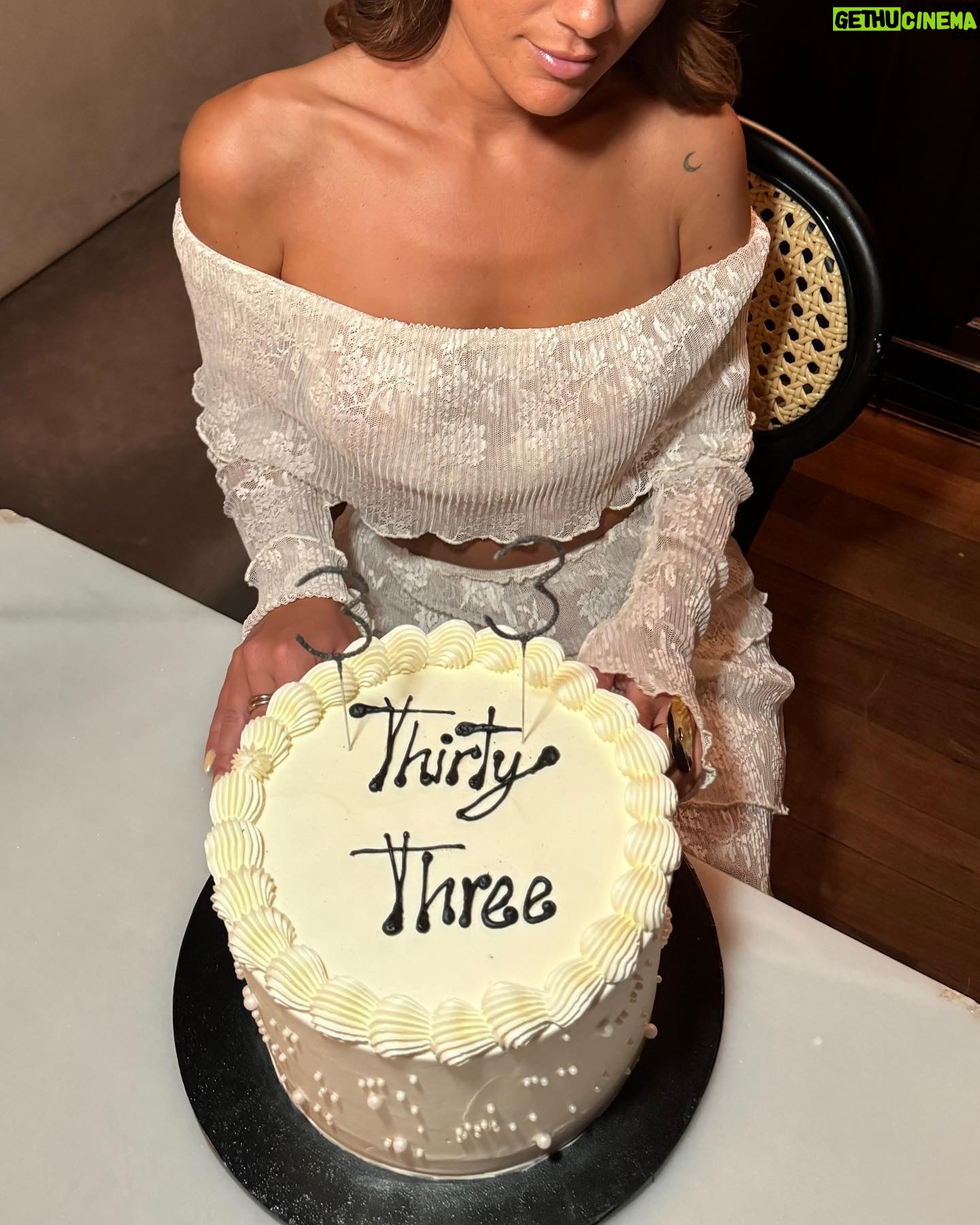 Melyssa Pinto Instagram - Hoy siiiiii, cumplo 33 🎂 aunque como buena tauro me gusta festejar y este finde lo hago por dos jeje ayer celebré con amigos y hoy celebro con mis dos amores, (el finde que viene lo haré con mi familia y amigos en mi pueblo también). Esto es como una boda y es que la edad de cristo no es una edad cualquiera jajaja. En fin… GRACIAS, gracias a mi gente por estar a mi lado, gracias a @salitremadrid por habernos hecho comer bien rico en un espacio tan bonito y a vosotros por todas las felicitaciones y todo el amor y cariño que me dais. Os quiero mucho 🥹♥️