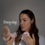 Melyssa Pinto Instagram - Caris la base cushion Dewy day de @yepoda.es es imprescindible en Corea y ahora también lo va a ser en nuestro día a día. Un híbrido de maquillaje y cuidado de la piel con SPF, que te deja la piel así de natural, glowy y esponjosa, amo🤍 ¿la habéis probado ya? Por si no lo habéis hecho os dejo un 20% de descuento con mi código MELYSSA 😘 publi