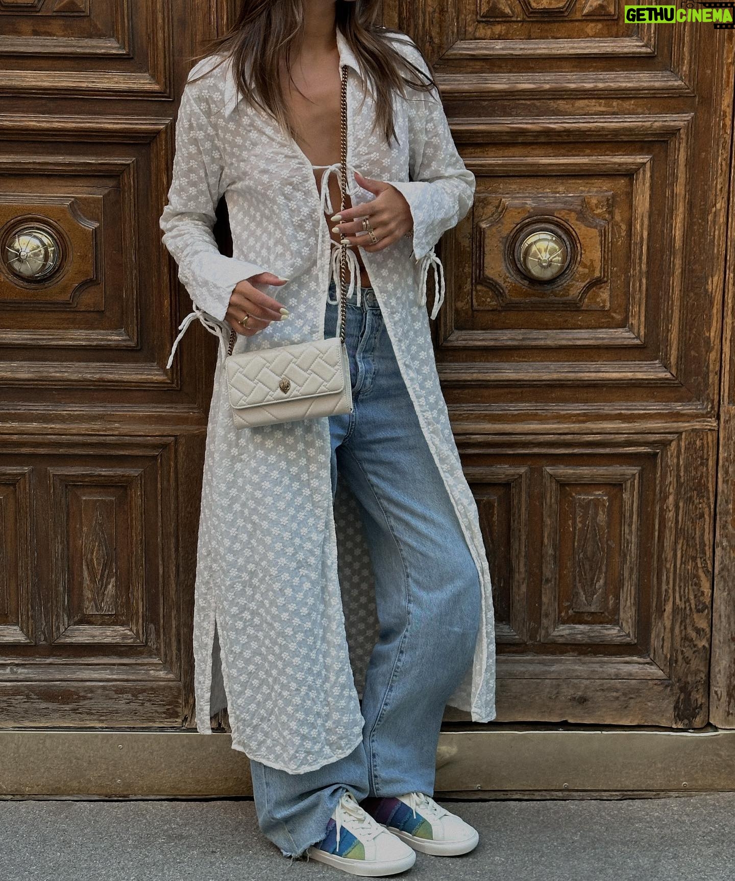 Melyssa Pinto Instagram - Os doy una idea de look muy comfy para estos días, con accesorios y zapatillas de @kurtgeiger #KurtGeiger 💗 *publi