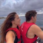 Melyssa Pinto Instagram - Primer día en Maldivas pasado por agua y esperando que mañana la cosa mejore. Nos hemos tostado un poquito, fotitos en la terracita, moto de agua con el cielo lleno de nubes cargadas de aguita, un lindo gatito, me he echado la siesta mientras me hacían un masaje y hemos cenado descalzos en un restaurante porque aquí todo es arena y entre eso y el agua hay que mantenerlo todo limpito :) mañana más y ojalá con un sol que deslumbre jeje 😨🌞