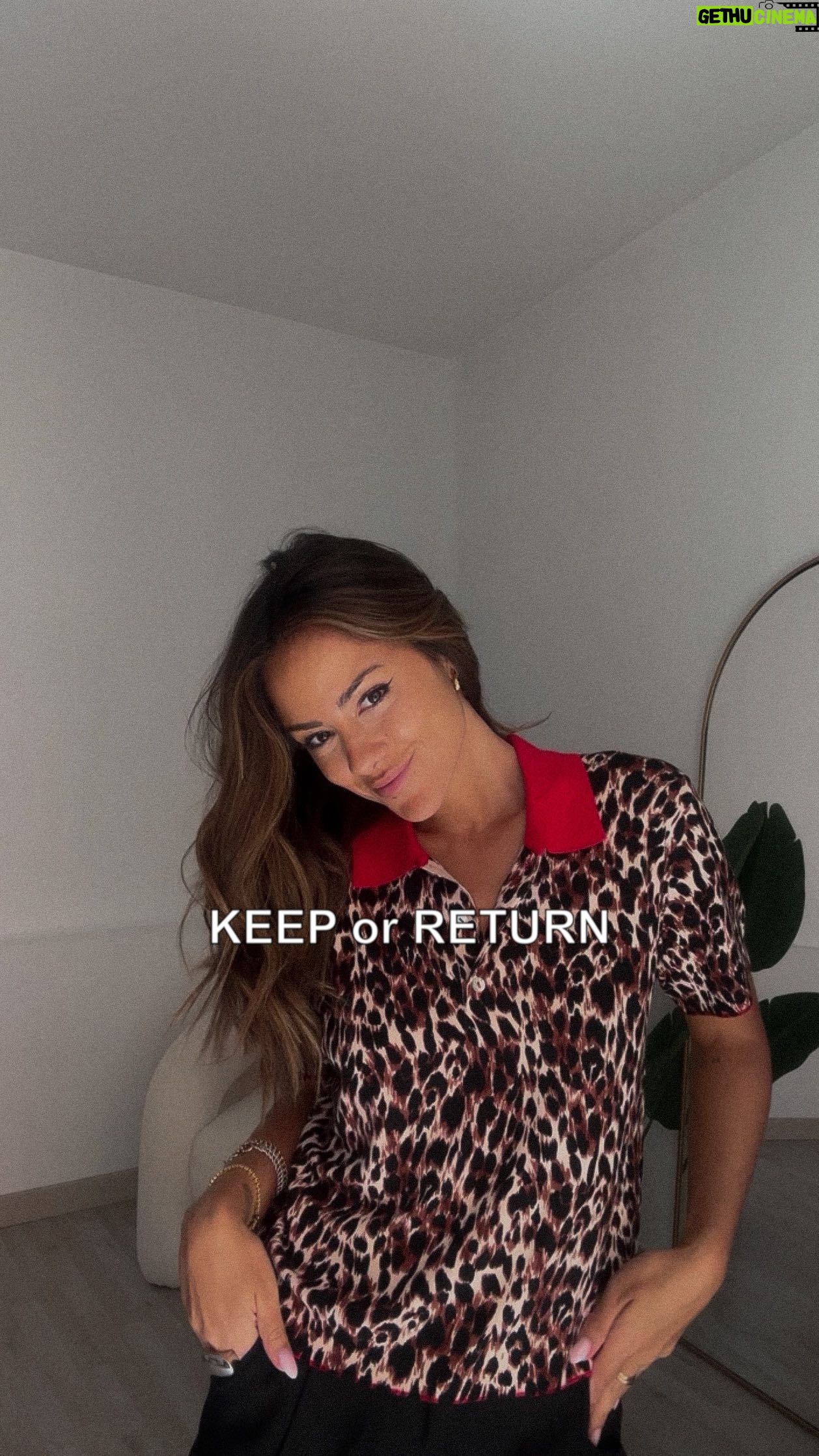 Melyssa Pinto Instagram - New in ZARA👉🏽 ¿Qué hago con el bolso? Si o no? 🤔 Vestido Ref. 3288/163 Sudadera Ref. 3199/1 Bermuda Ref. 3199/2 Camisa bordada Ref. 2731/88 Bermuda bordada Ref. 2731/88 Bolso ante Ref. 6277/310 Camiseta Rosa Ref. 85/372 Shorts Ref. 6929/419 Top leopardo Ref. 2142/217