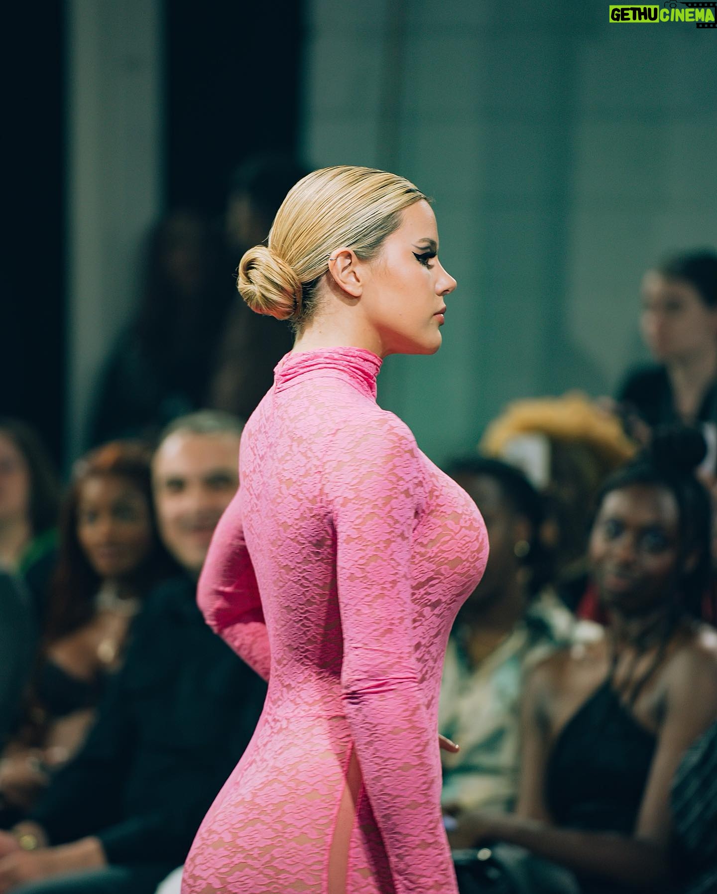 Mercedes Blanche Instagram - I hope you find someone who looks at you like this lady looked at me π«Άπ»β€οΈπ€π» Hair @hairbyayako Designer @narcesofficial Dresser @allanaxxo Creative Director @nikkiyassemi Venue @fashionarttoronto Photography @mennydc5