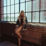 Mercedes Blanche Instagram - NYC vibe 🦢 📸 @mikeyeya MUA @misslivmakeup Clothing @prettylittlething
