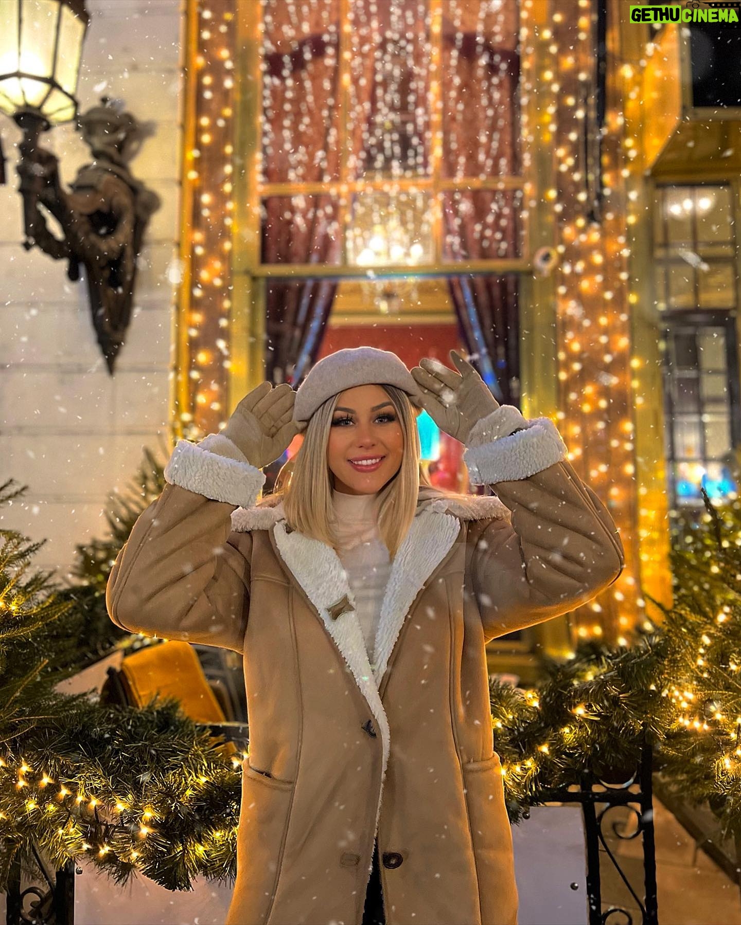 Mercedes Blanche Instagram - From the sunshine I went to the cold❄️ ⛄️