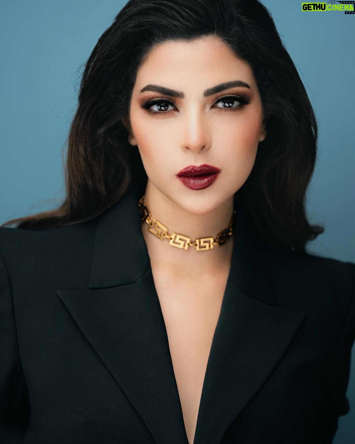 Merna Gamel Instagram - Some changes,!! Why not 😉 @styled_by_kal @versace @off____white @laloge_uae @azab.ae @ossamaalfa @rodaamwajsuites