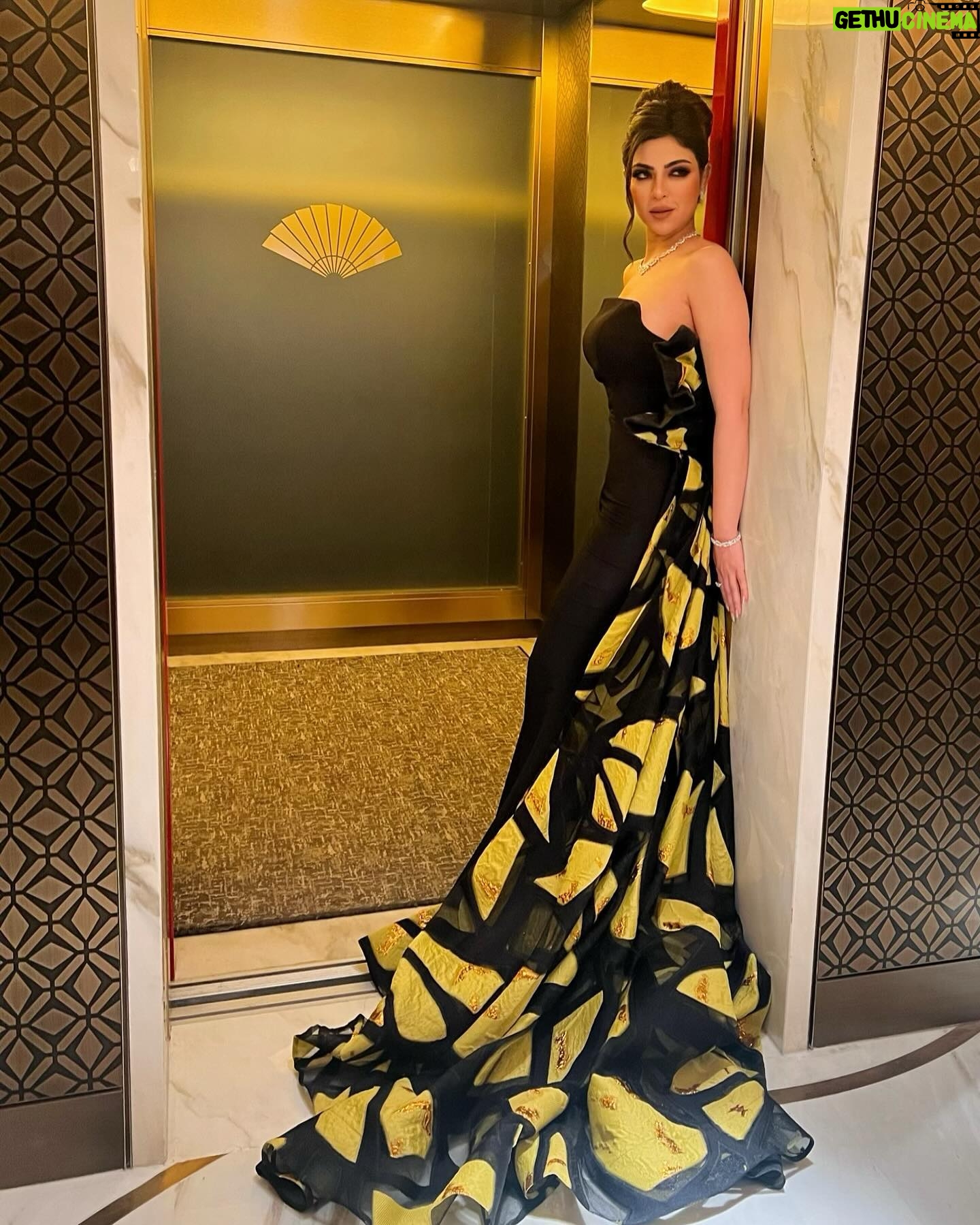 Merna Gamel Instagram - JOY AWARDS 💫✨ Styled @maigalal Jewelry @graff Dress @nourfathallah Mua @monaesmailmakeup Hair @mariokhouryy