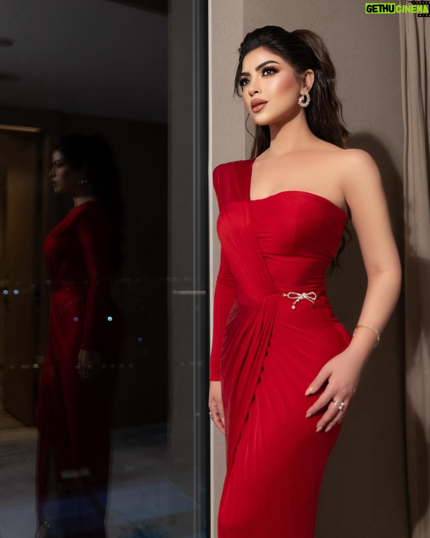Merna Gamel Instagram - From @yangoplay night π«πβ¨β¨ Styled by @sandragamil1 Dress @elisabettafranchi Jewelry @glamour.jewellery Sandal &clutch @loefflerranda Makeup&hair @guzelsalondubai Photographer @lotus_studio1